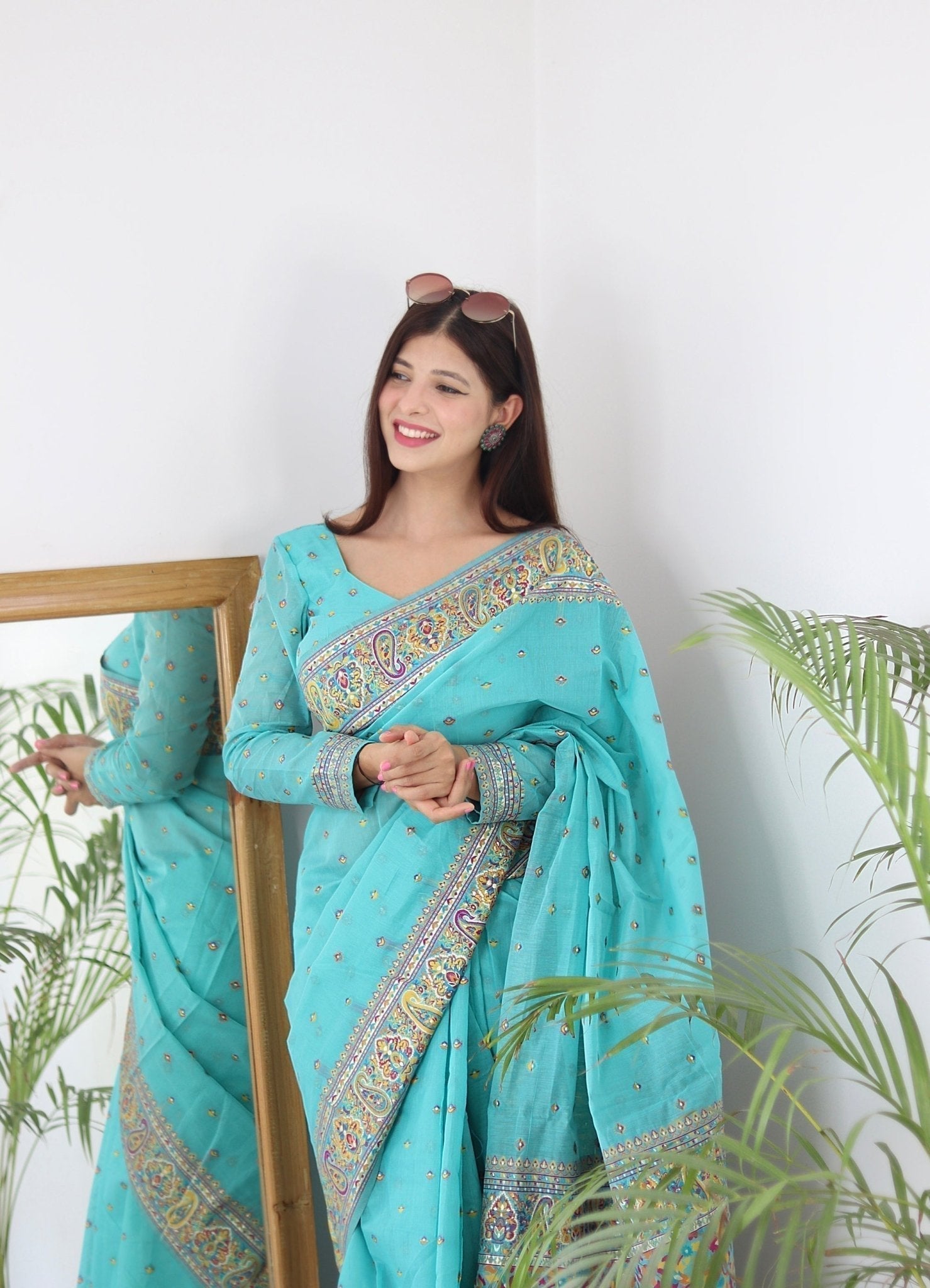 Elegant Kashmiri Handloom Work with Heavy Blouse: A Stunning Choice!