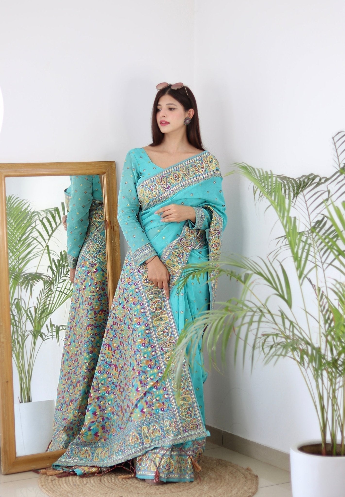Elegant Kashmiri Handloom Work with Heavy Blouse: A Stunning Choice!