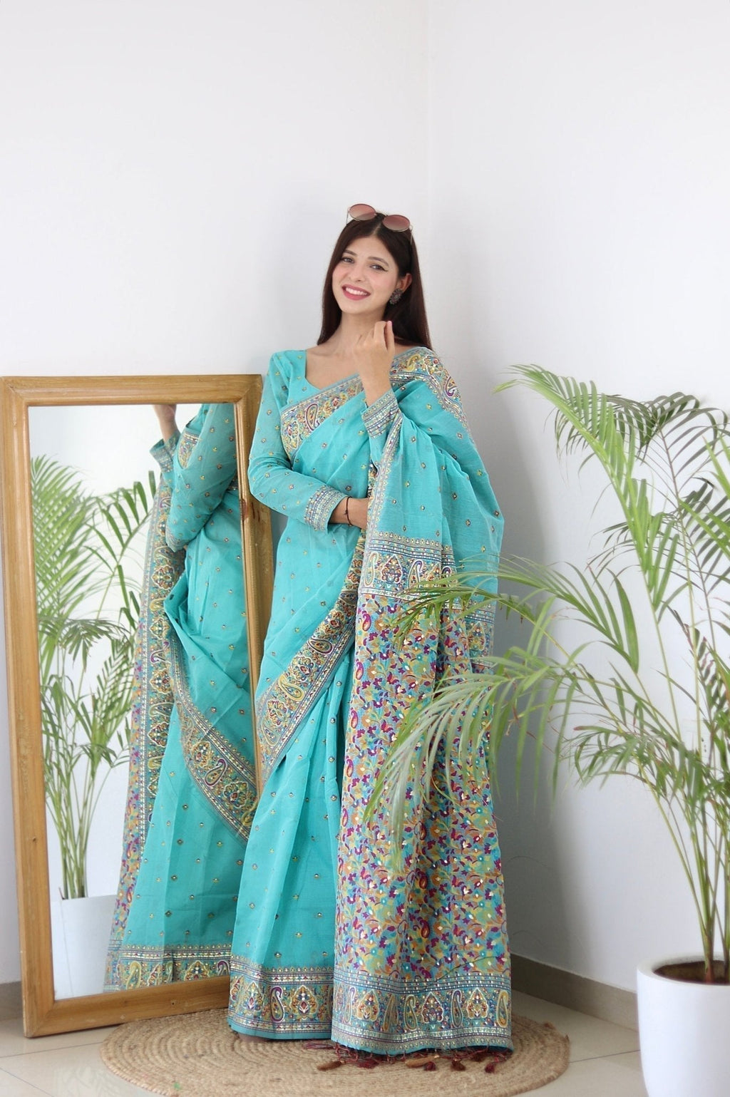 Elegant Kashmiri Handloom Work with Heavy Blouse: A Stunning Choice!