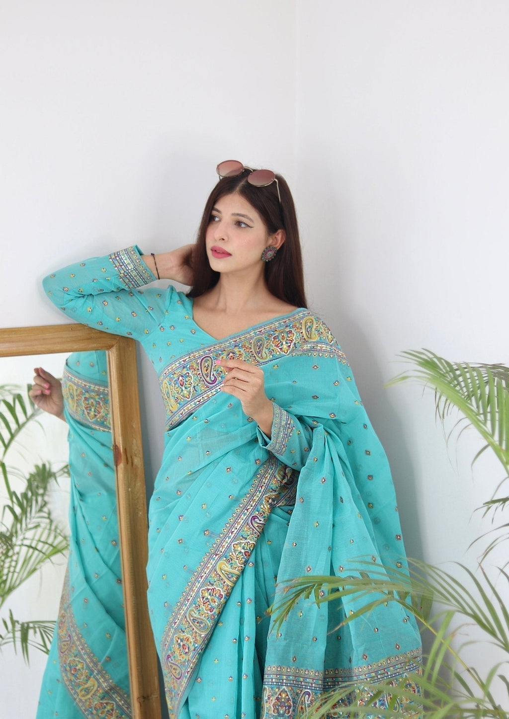 Elegant Kashmiri Handloom Work with Heavy Blouse: A Stunning Choice!