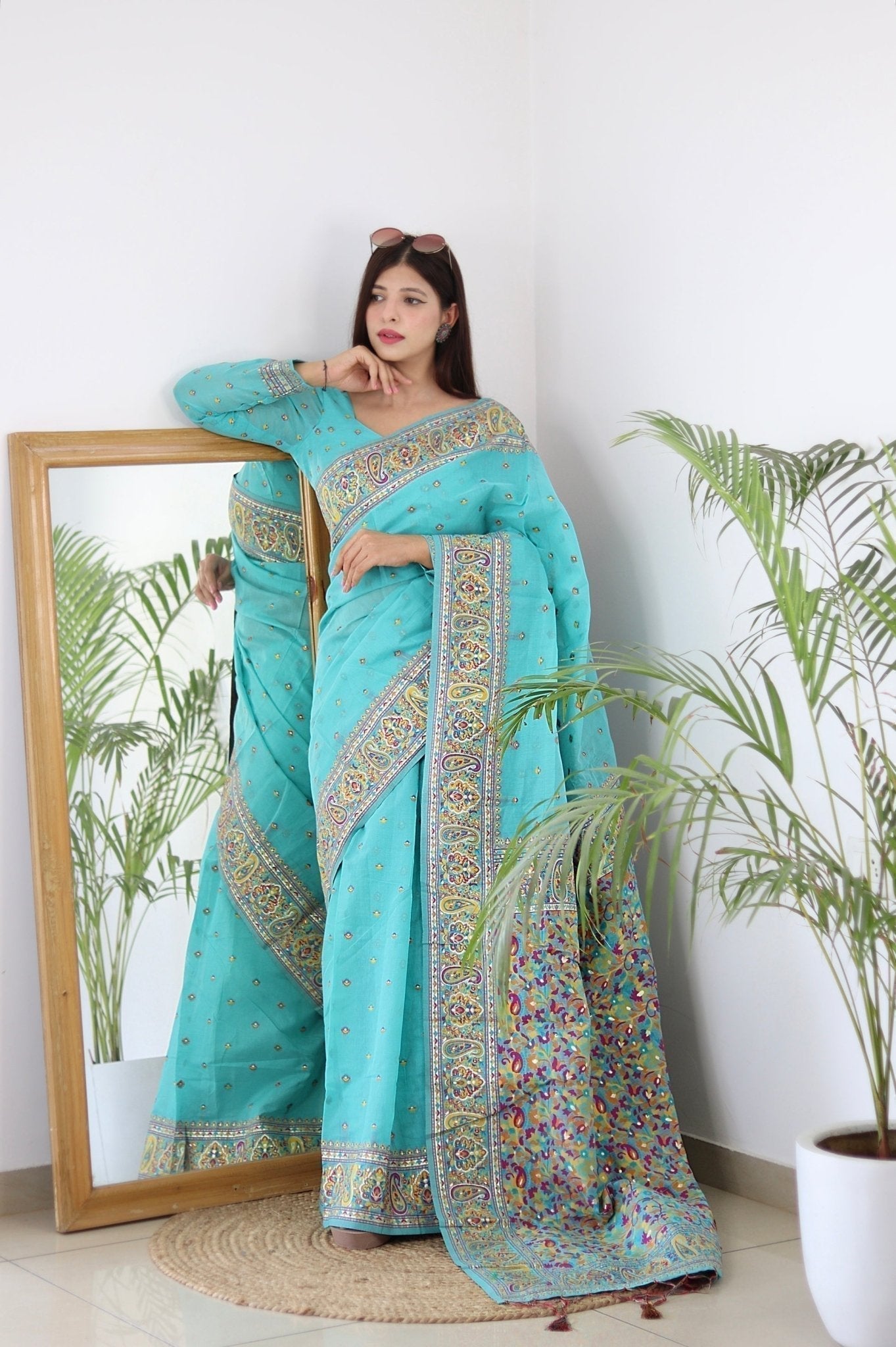 Elegant Kashmiri Handloom Work with Heavy Blouse: A Stunning Choice!