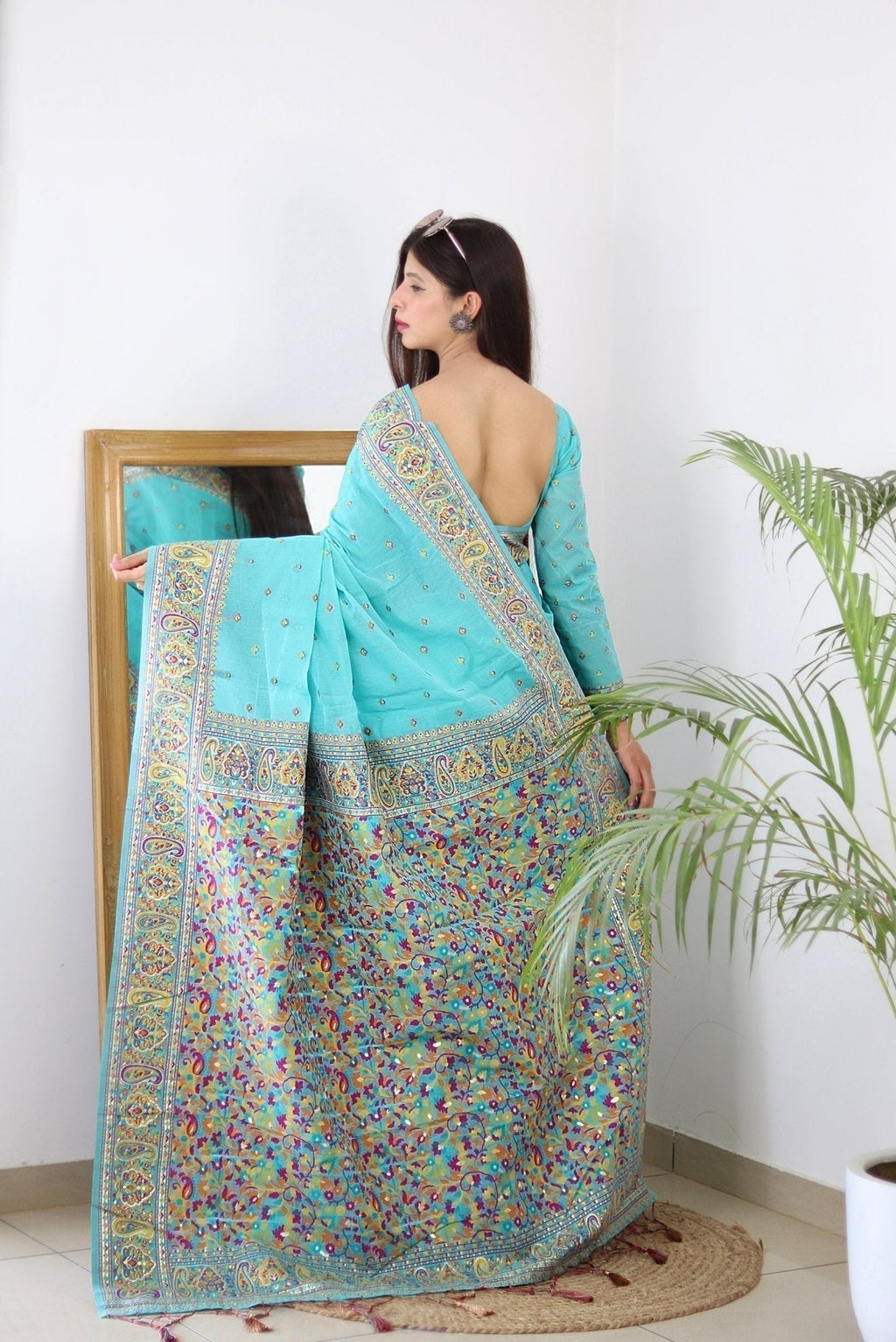 Elegant Kashmiri Handloom Work with Heavy Blouse: A Stunning Choice!