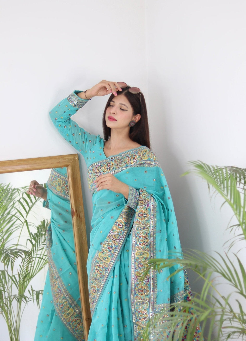 Elegant Kashmiri Handloom Work with Heavy Blouse: A Stunning Choice!
