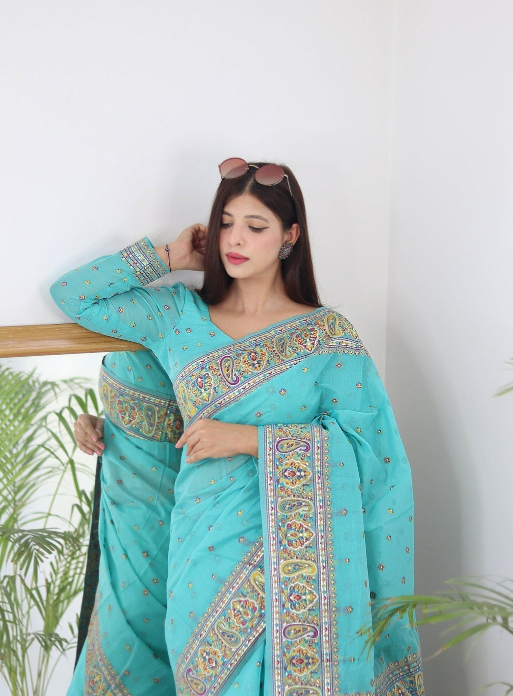 Elegant Kashmiri Handloom Work with Heavy Blouse: A Stunning Choice!