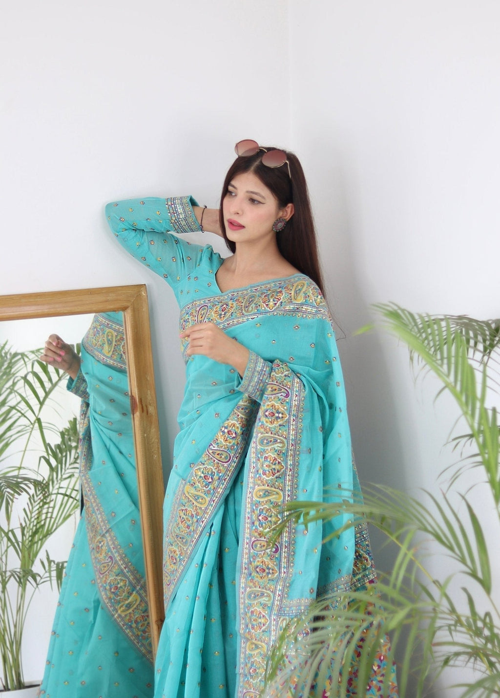 Elegant Kashmiri Handloom Work with Heavy Blouse: A Stunning Choice!