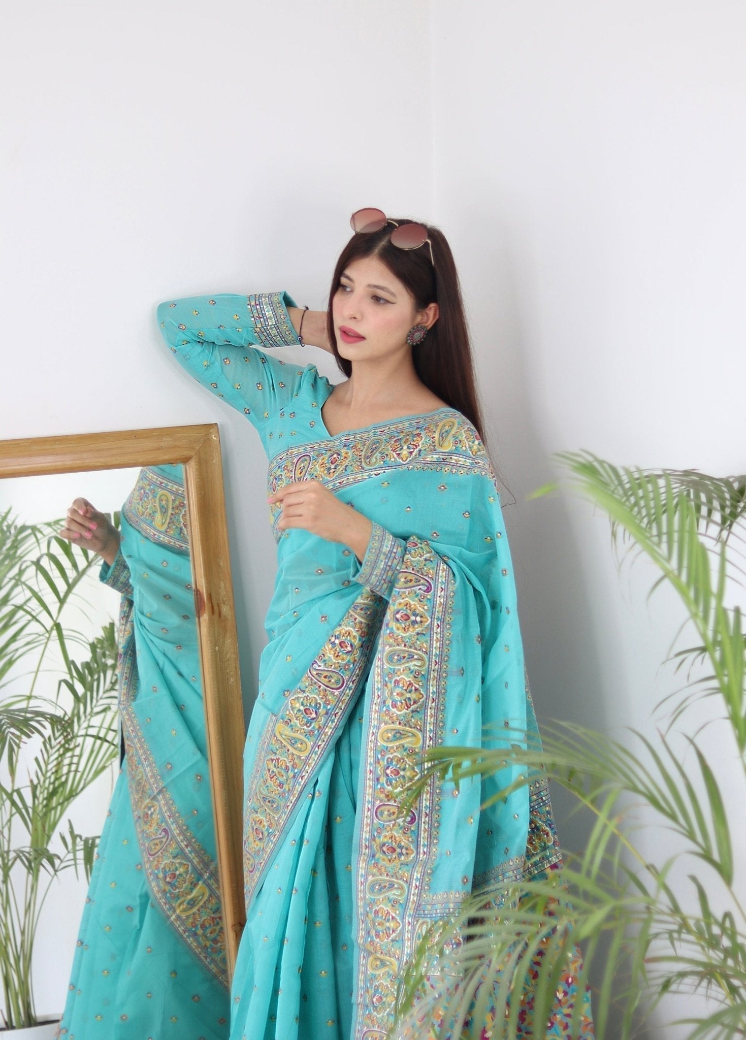 Elegant Kashmiri Handloom Work with Heavy Blouse: A Stunning Choice!