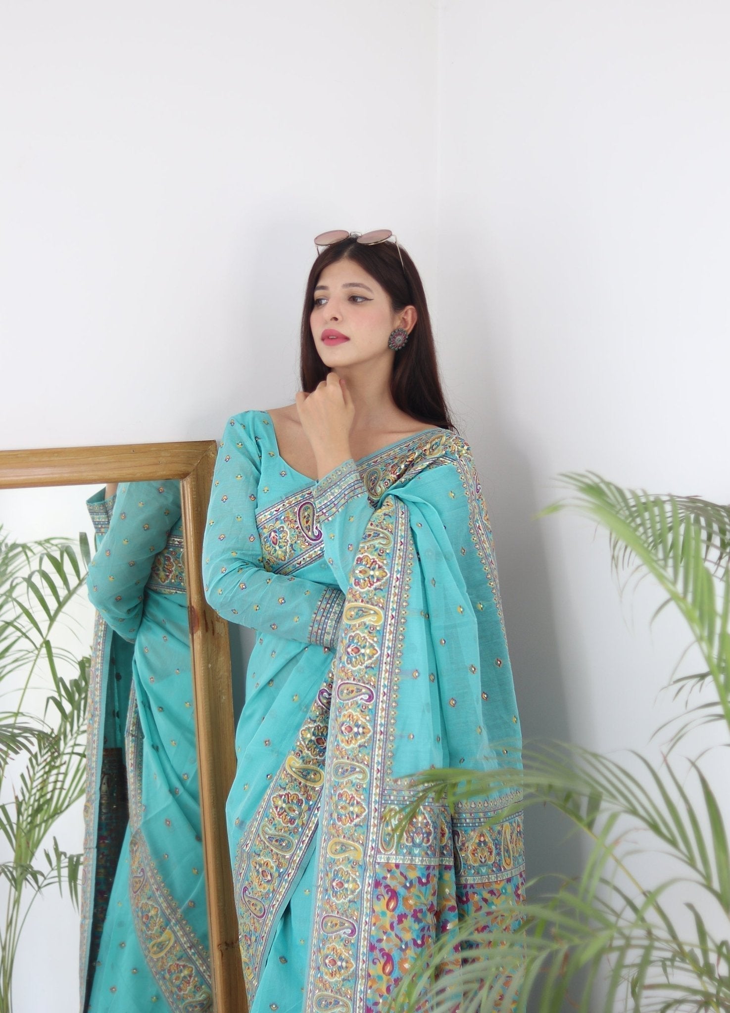 Elegant Kashmiri Handloom Work with Heavy Blouse: A Stunning Choice!