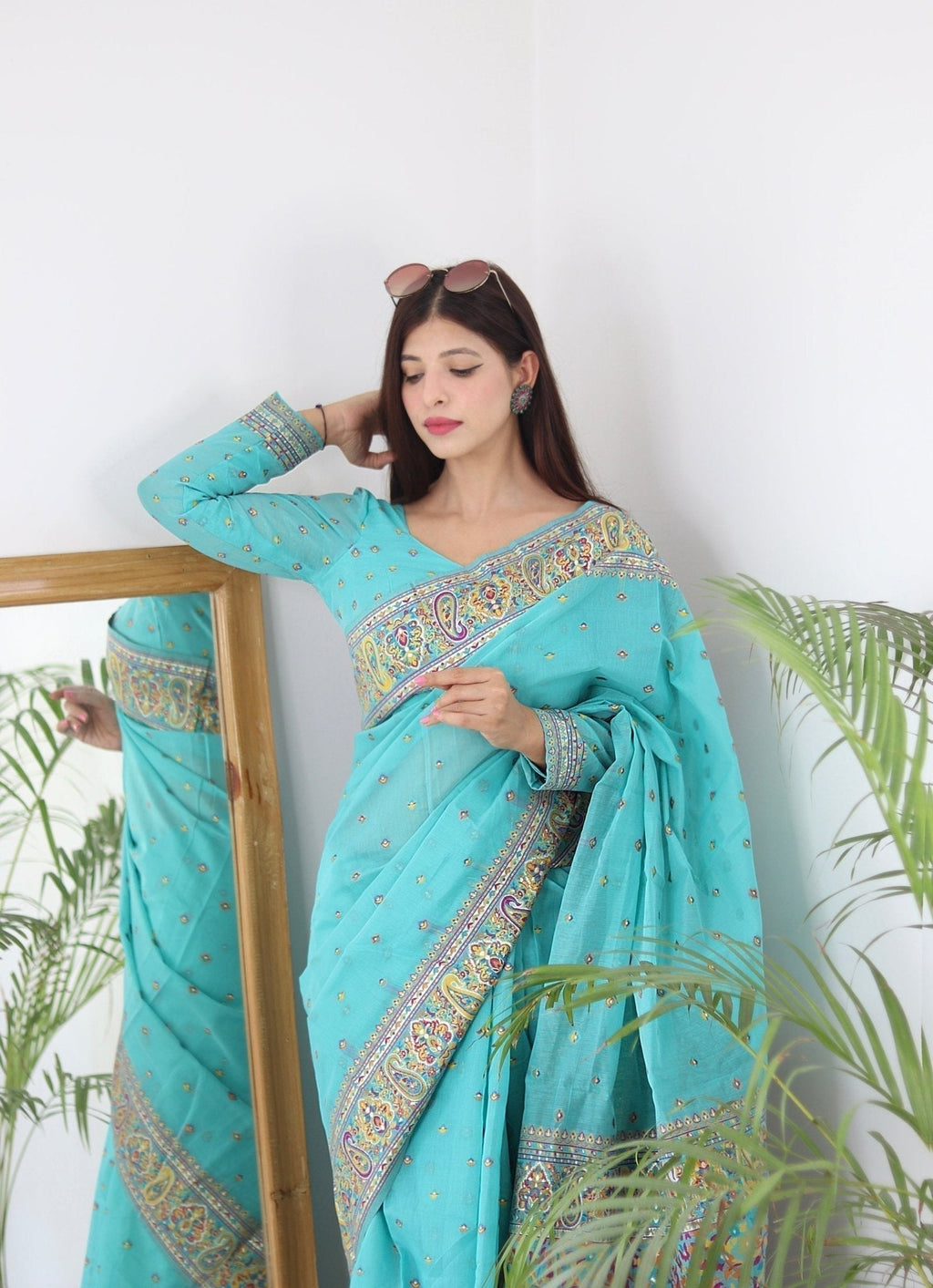 Elegant Kashmiri Handloom Work with Heavy Blouse: A Stunning Choice!